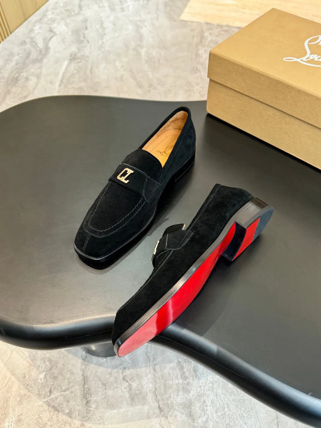 💰960 Christia*.Loubouti*🆑High-end men’s business formal leather shoes｜Classic red-soled shoes｜Original imported first-layer cowhide｜Iconic rivet decoration｜Water-dyed cowhide lining｜Italian imported red cowhide outsole｜High-end luxury｜Perfect interpretation of fashion, sunshine, style, suitable for various occasions Size: 39-44 (customized at 38.45.46)✅